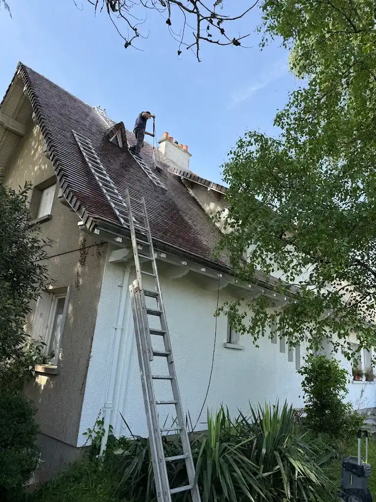 Dépannage sur une toiture à Niort